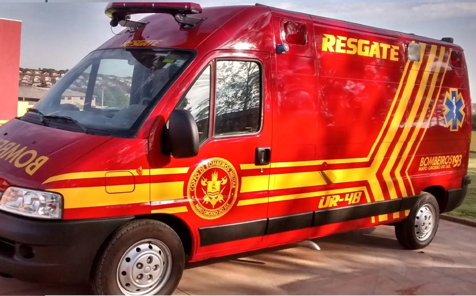 Cruzamento movimentado registra acidente entre moto e caminhonete em São Gabriel do Oeste