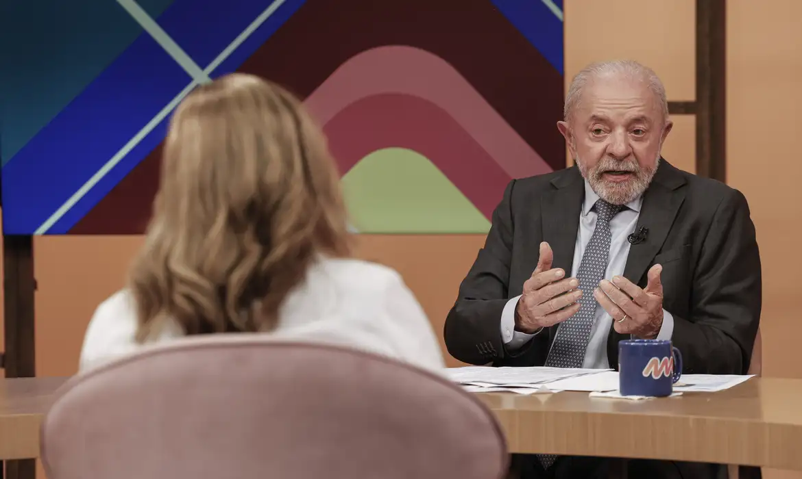 Presidente Lula critica período de transição para fim da escala 6×1