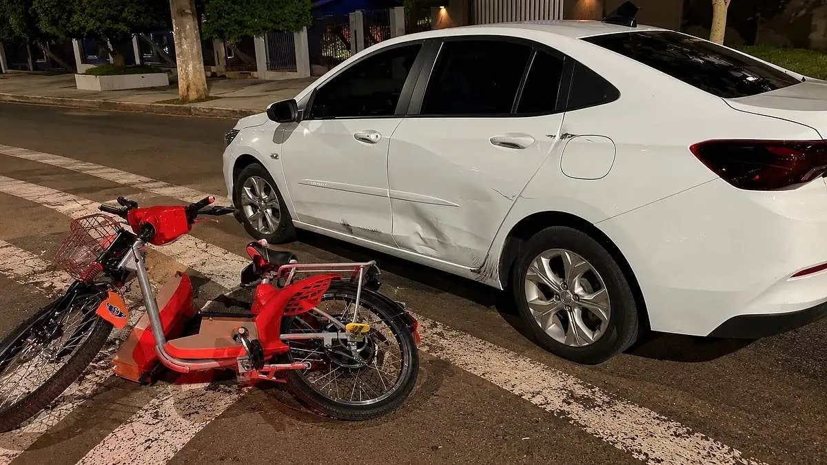 Mulher fica ferida após bicicleta elétrica ser atingida por carro em São Gabriel do Oeste